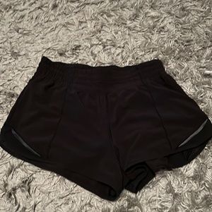 Lululemon Black Hotty Hot Shorts Size 6 Inseam 2’5
